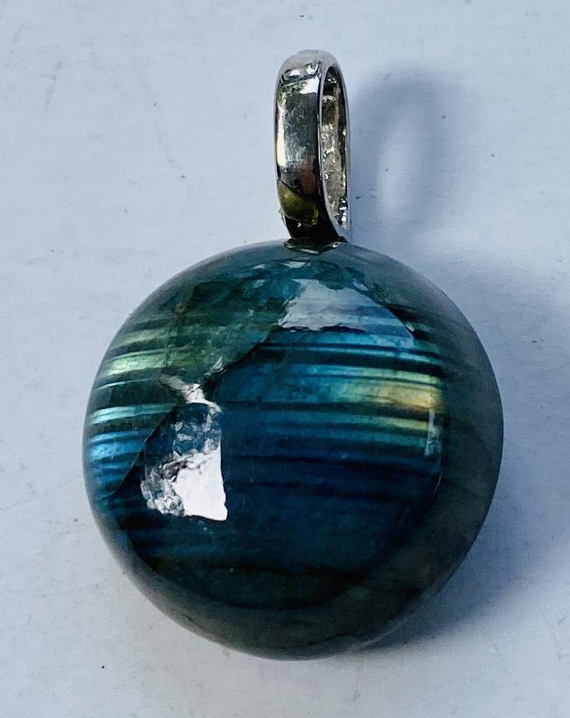Lot 409: Labradorite pendant round blue/green