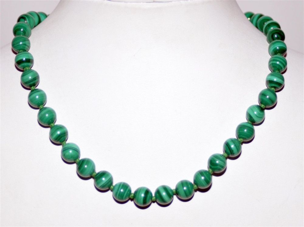 Lot 421: Malachite beads knotted necklace