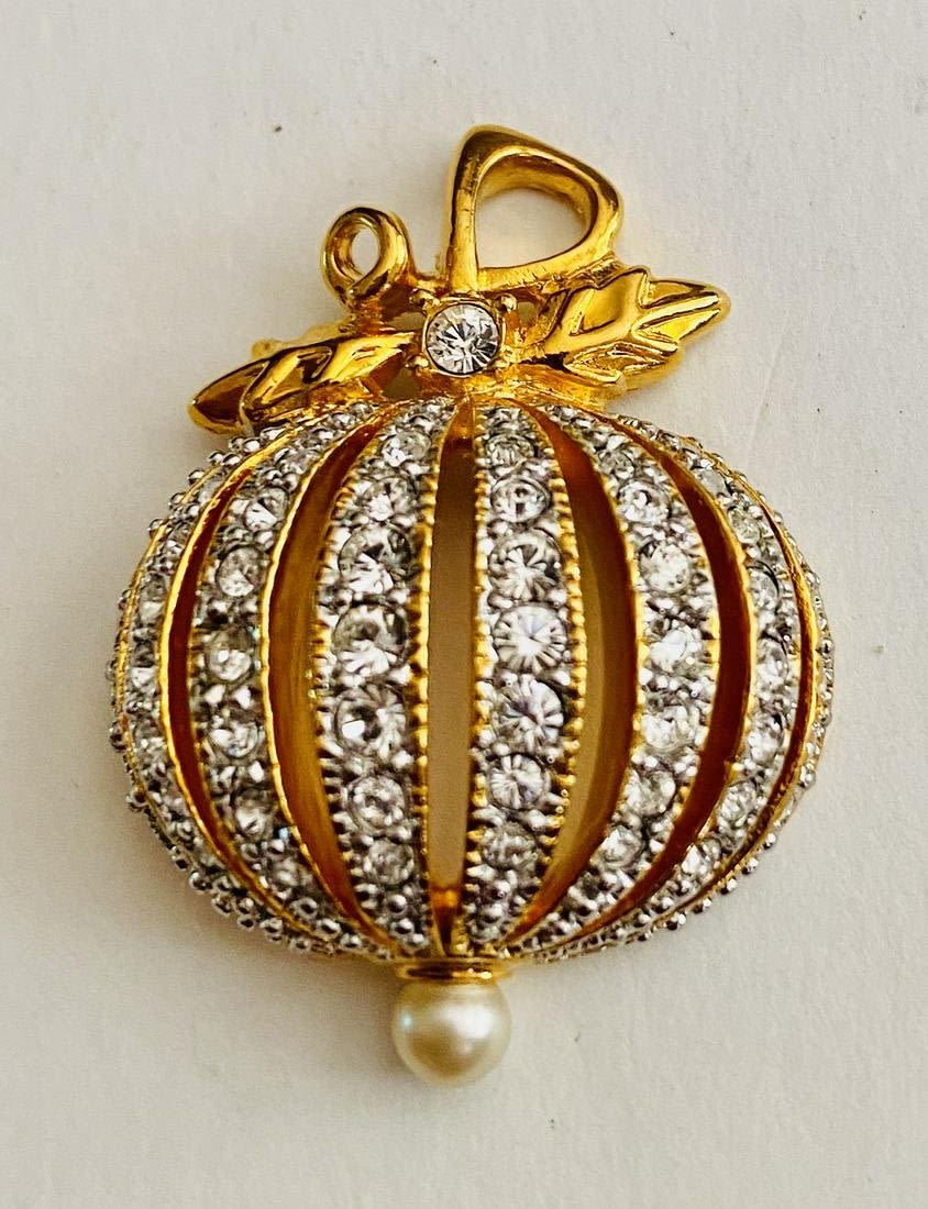 Lot 424: Franklin Mint pumpkin pendant/pearl