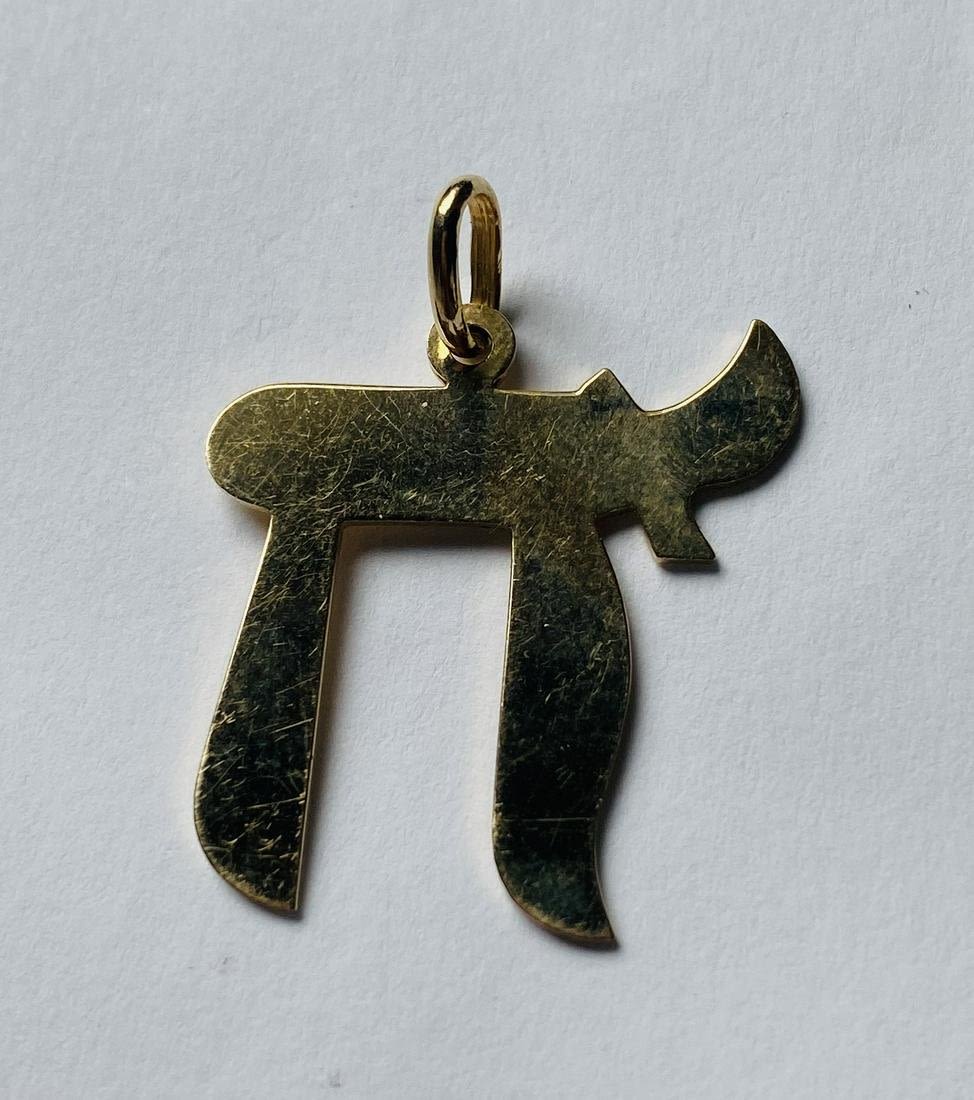 Lot 449: 14kt Chai pendant Italian