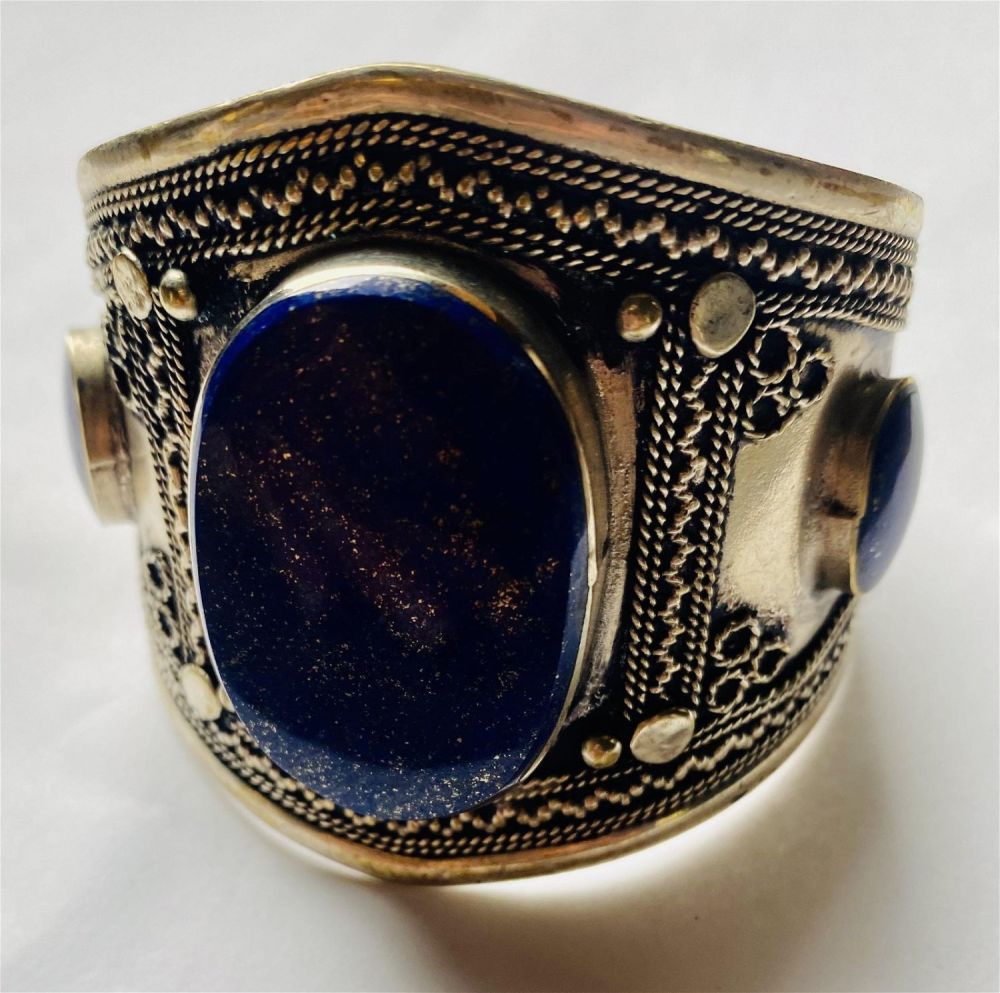 Lot 452: Lapis cuff bracelet cabochon