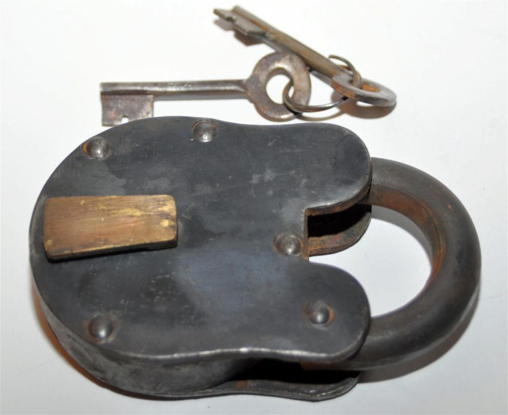 Lot 465: Metal padlock with keys