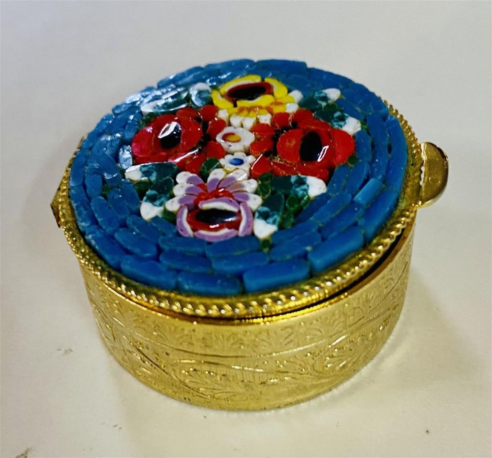Lot 484: Micro mosaic bead vintage Italian box