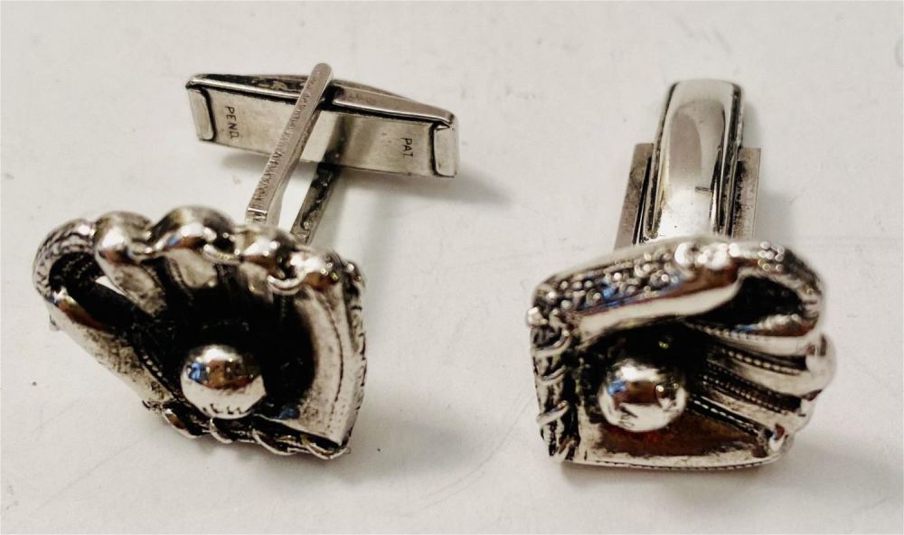 Lot 265: Baseball glove/ball cufflinks vintage