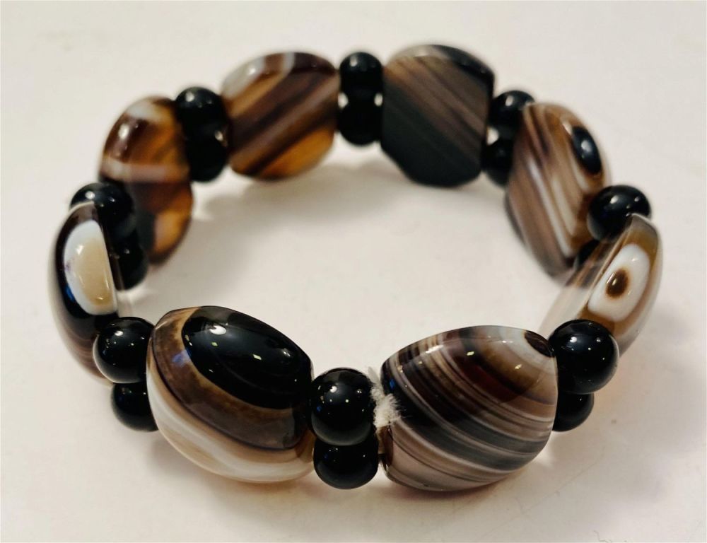 Lot 267: Agate beaded bracelet wide