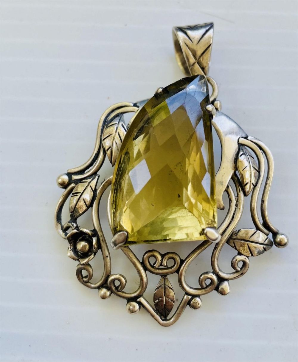 Lot 314: Large sterling lemon quartz pendant