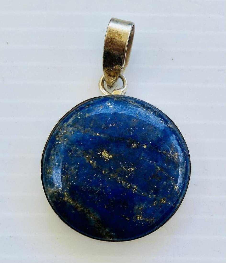 Lot 316: Lapis lazuli cabochon pendant sterling