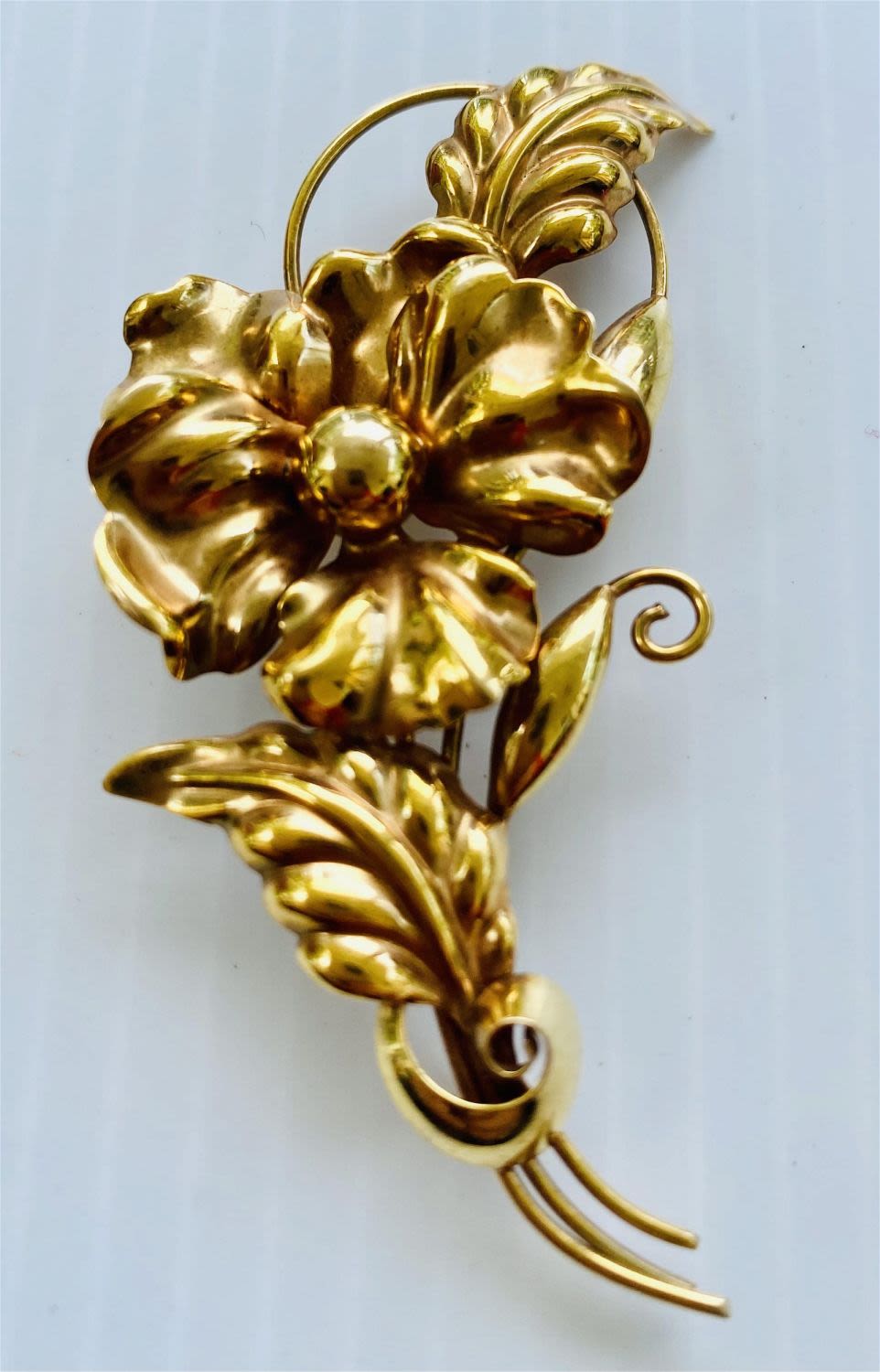 Lot 339: Gold flower vintage pin