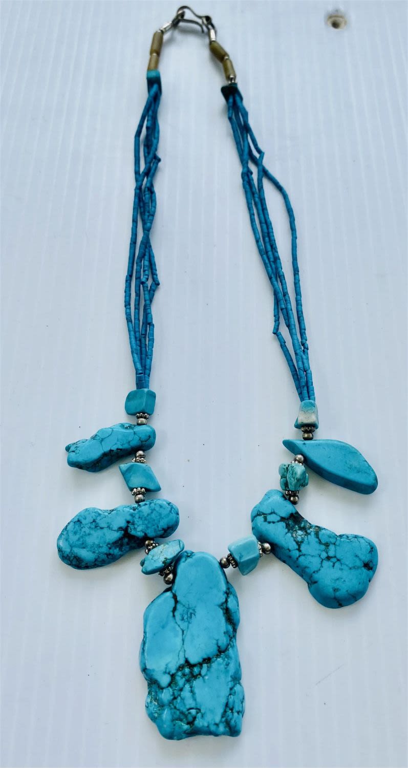 Lot 347: Turquoise necklace with turquoise stone