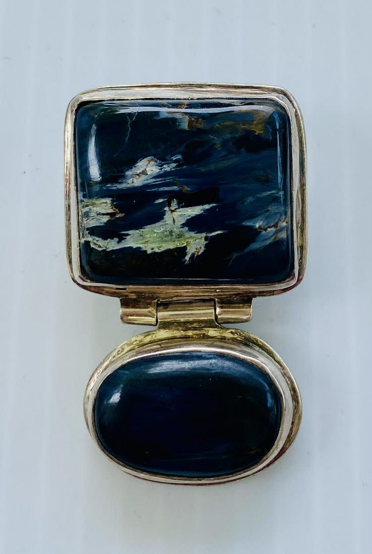 Lot 353: Sterling double hinged signed pendant/jasper