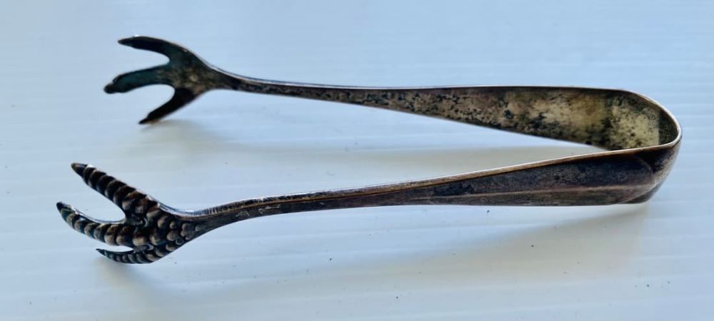 Lot 354: Claw Victorian sterling sugar tongs