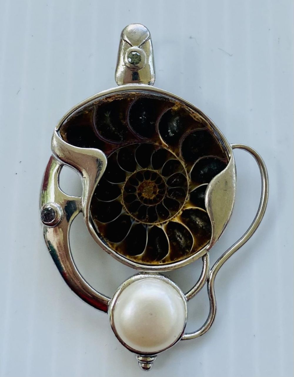 Lot 372: Fossil ammonite pearl sterling setting pendant