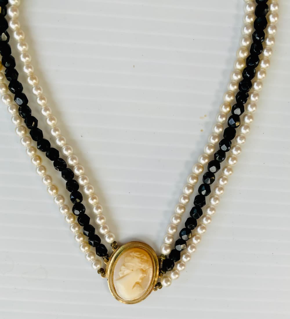 Lot 419: Cameo vintage pearl choker