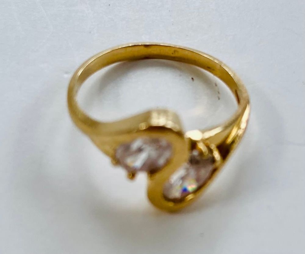Lot 146: Gold cubic zirconia ring