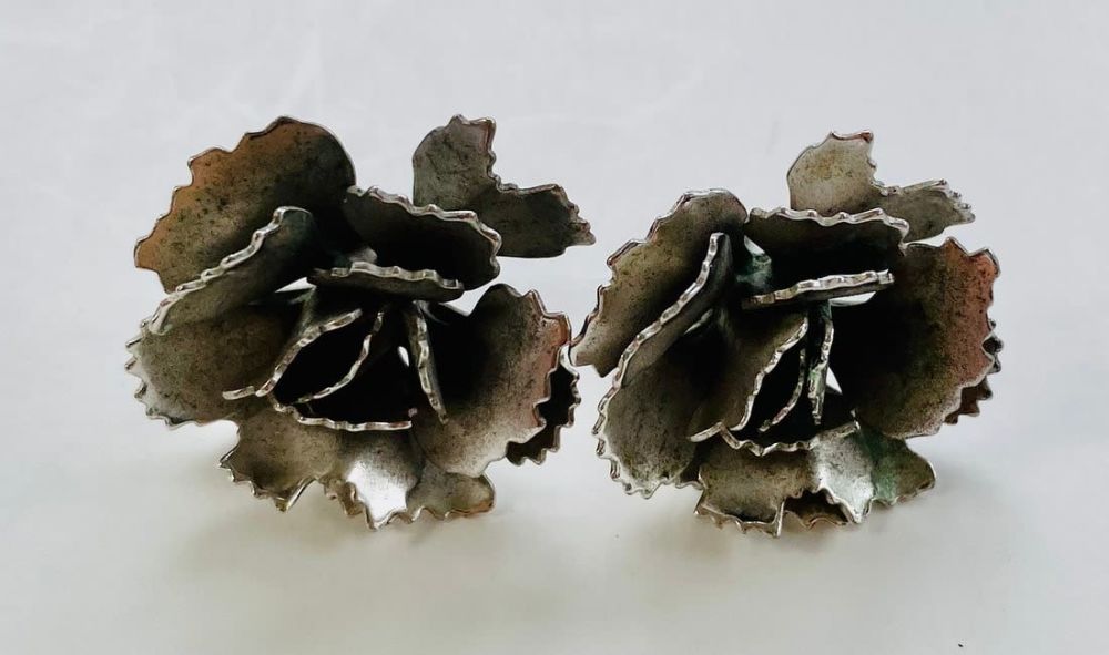 Lot 181: Rose flower earrings silver