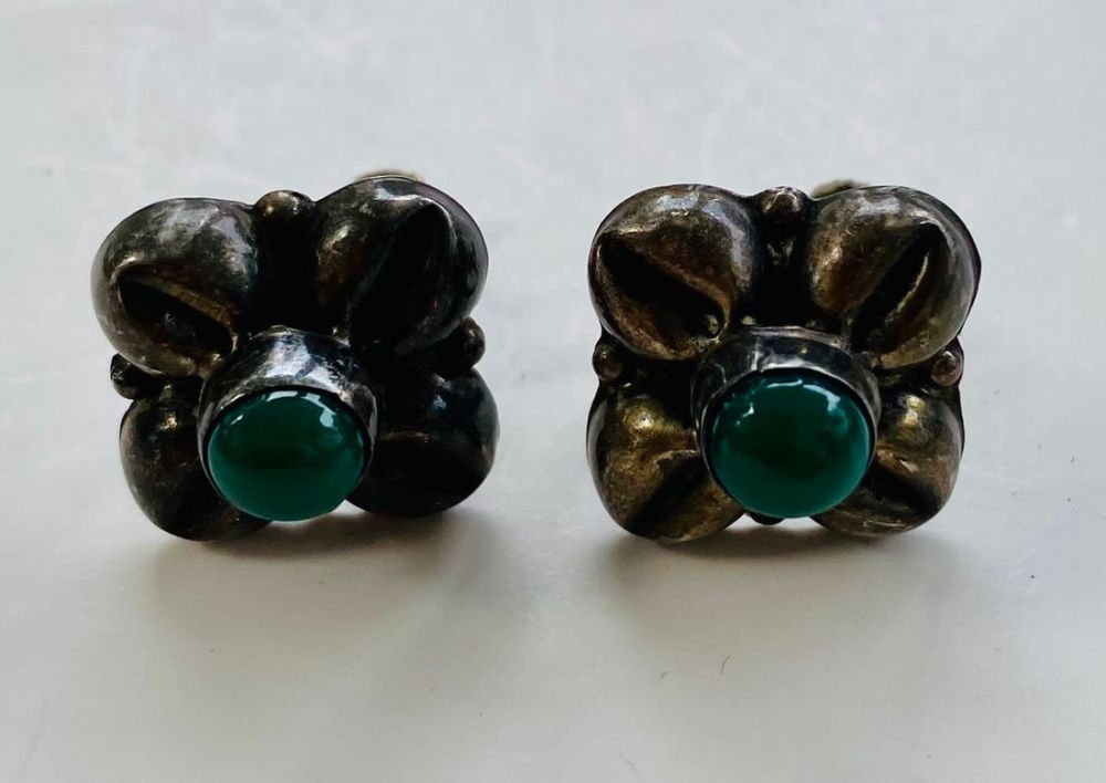 Lot 183: Vintage earrings green stone cabochon