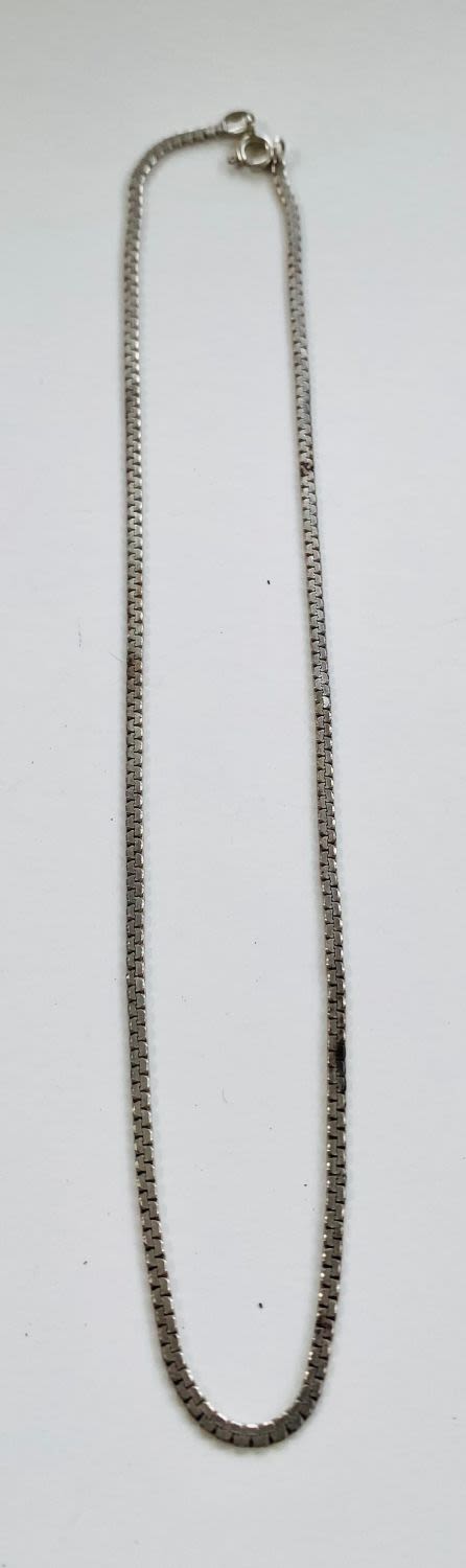 Lot 193: Vintage sterling chain - about  18 inches