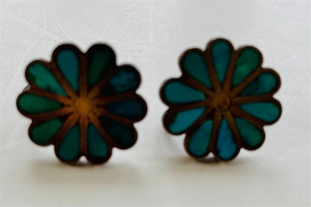 Lot 390: Turquoise earrings screw back