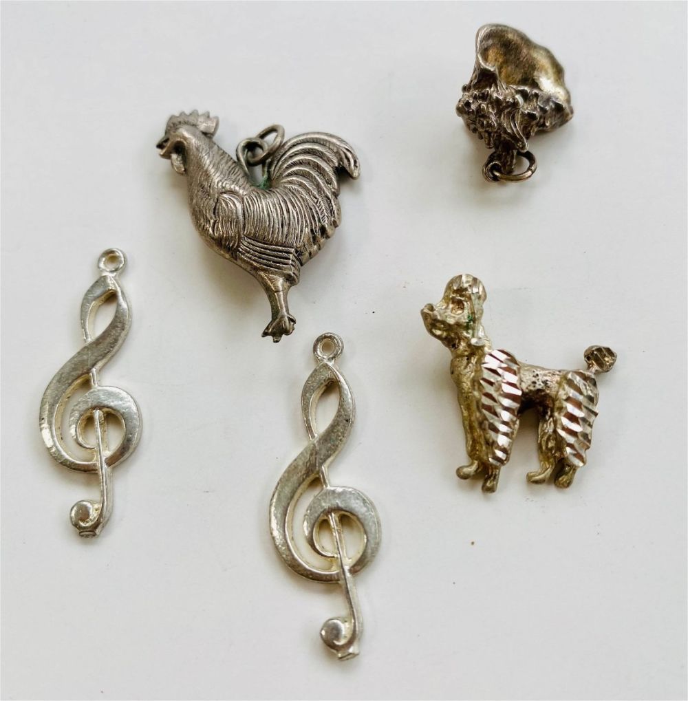 Lot 391: 5 vintage charm pendants/charms