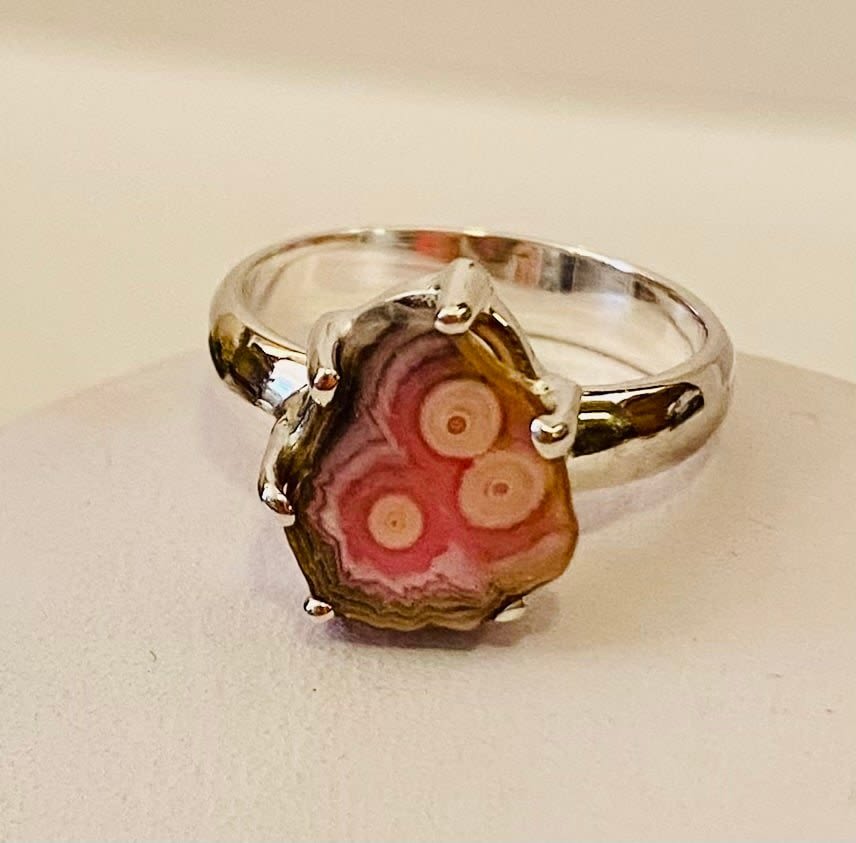 Lot 427: Rhodochrosite sterling ring -pink