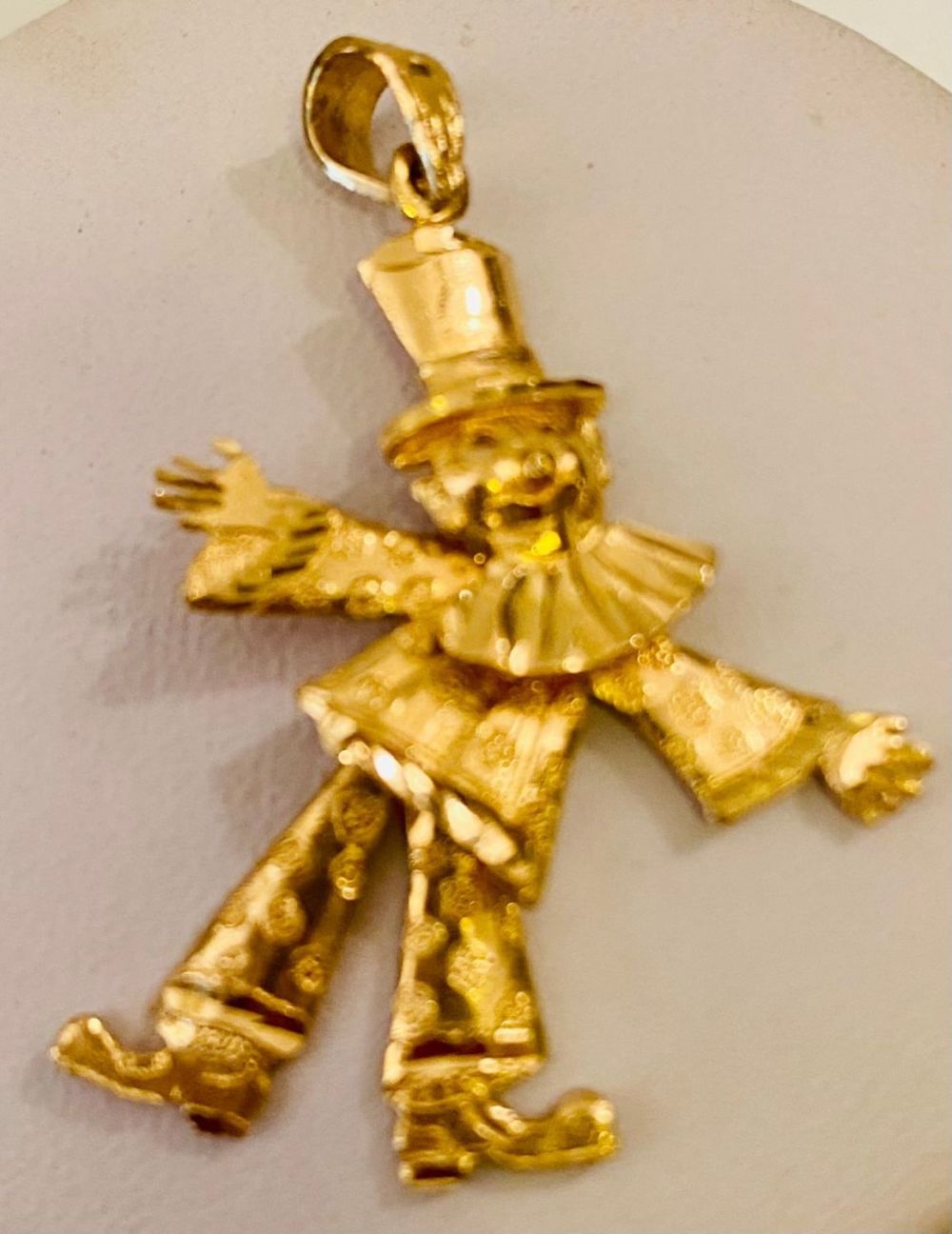 Lot 468: 14k gold clown reticulated pendant