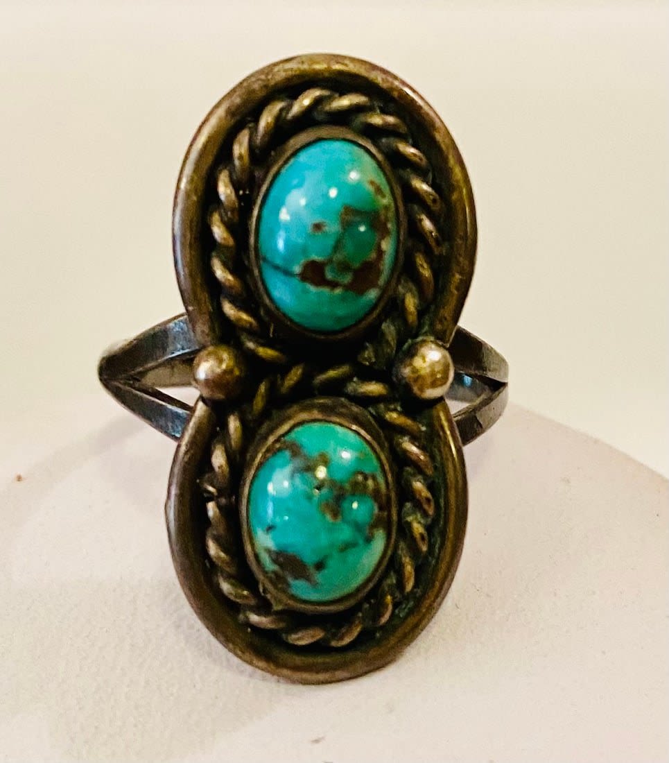 Lot 487: Sterling vintage turquoise ring