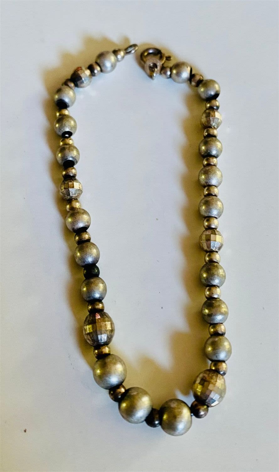Lot 491: Bracelet beads with spacers alternating