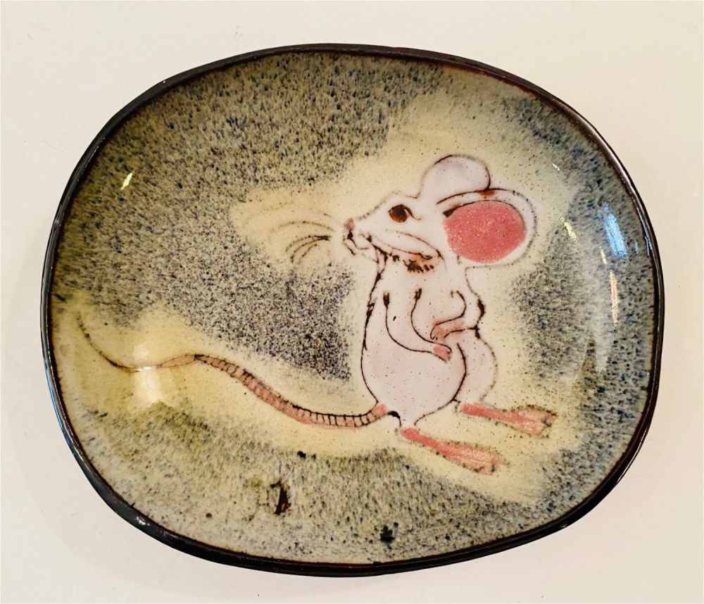 Lot 482: Ceramic signed mouse dish
