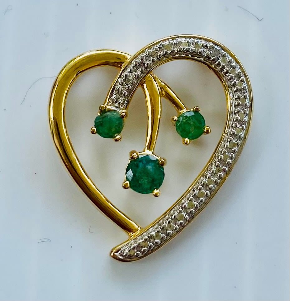Lot 370: Vermeil heart emerald pendant