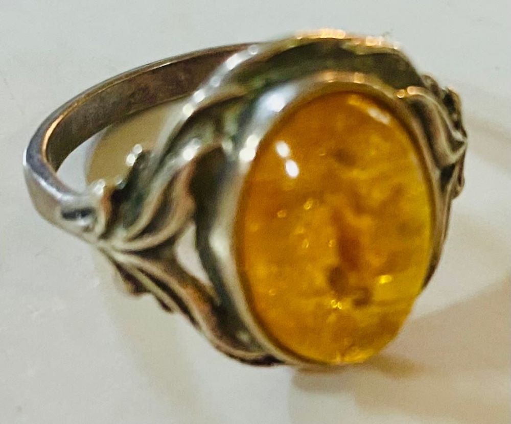 Lot 510: Amber sterling ring bezel set