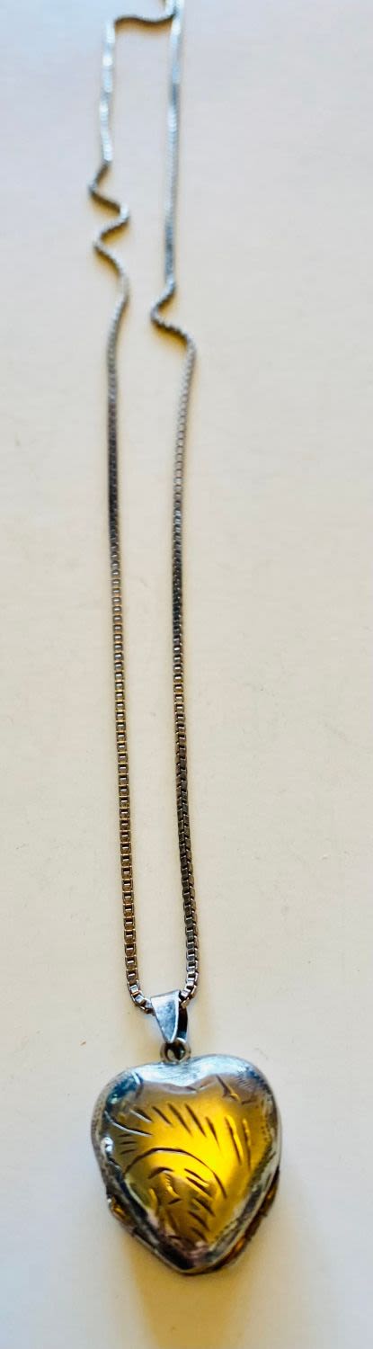 Lot 225: Necklace with puff heart photo locket