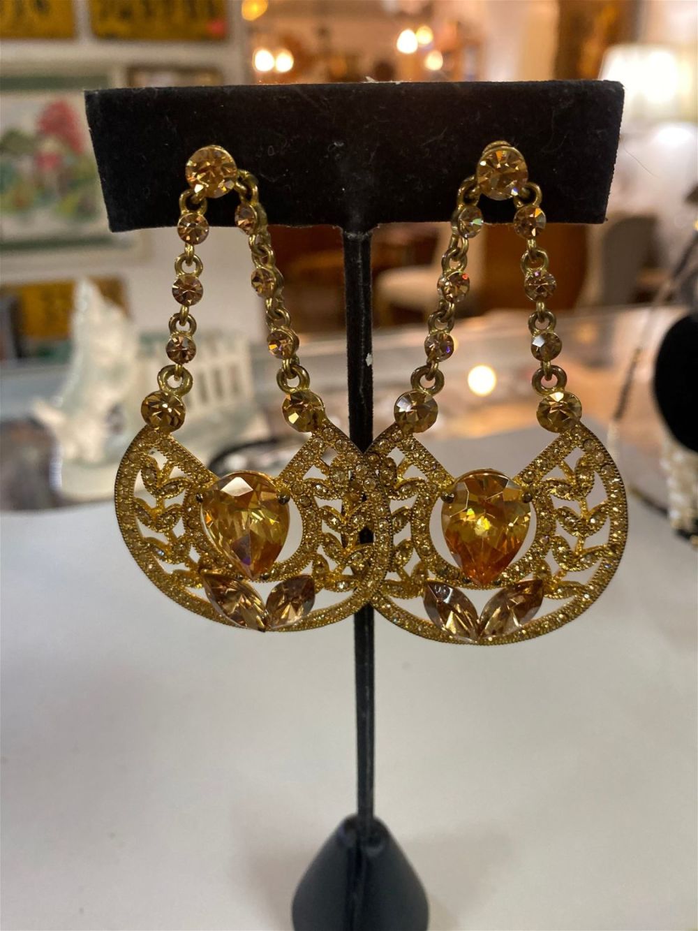 Lot 228: Long vintage earrings/chain