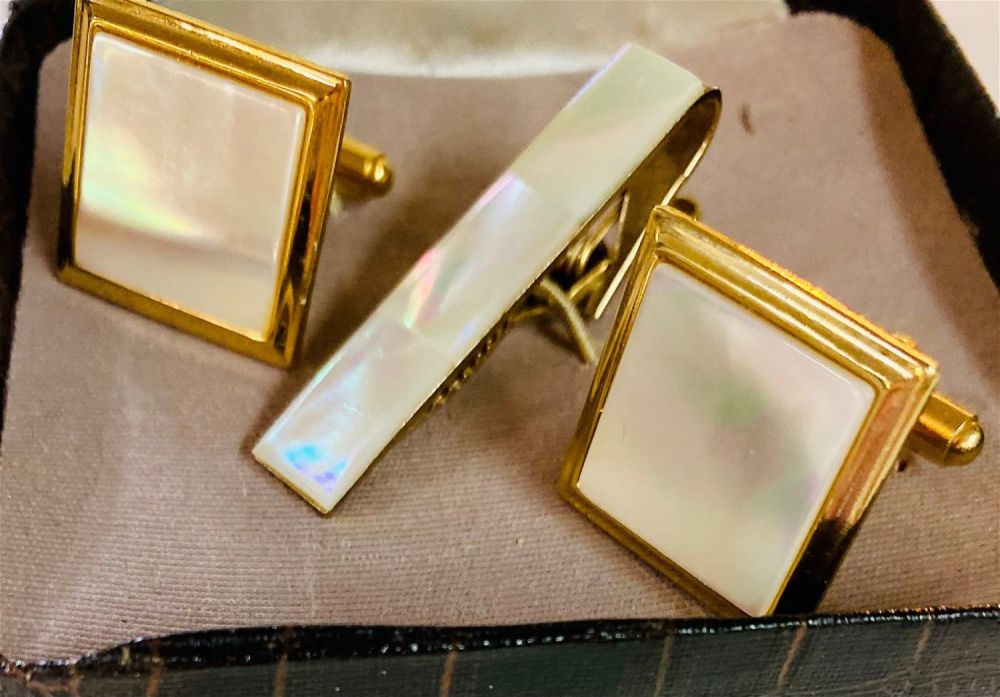 Lot 230: Mother of pearl vintage cufflink set/boxed