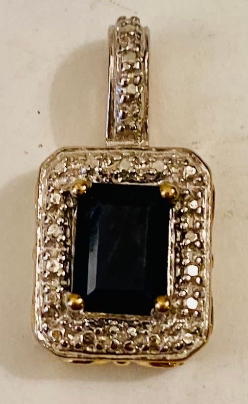 Lot 237: Natural blue sapphire vermeil pendant