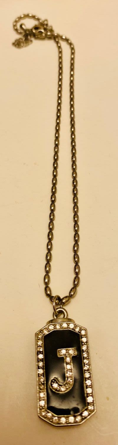 Lot 251: Necklace with J pendant / stones