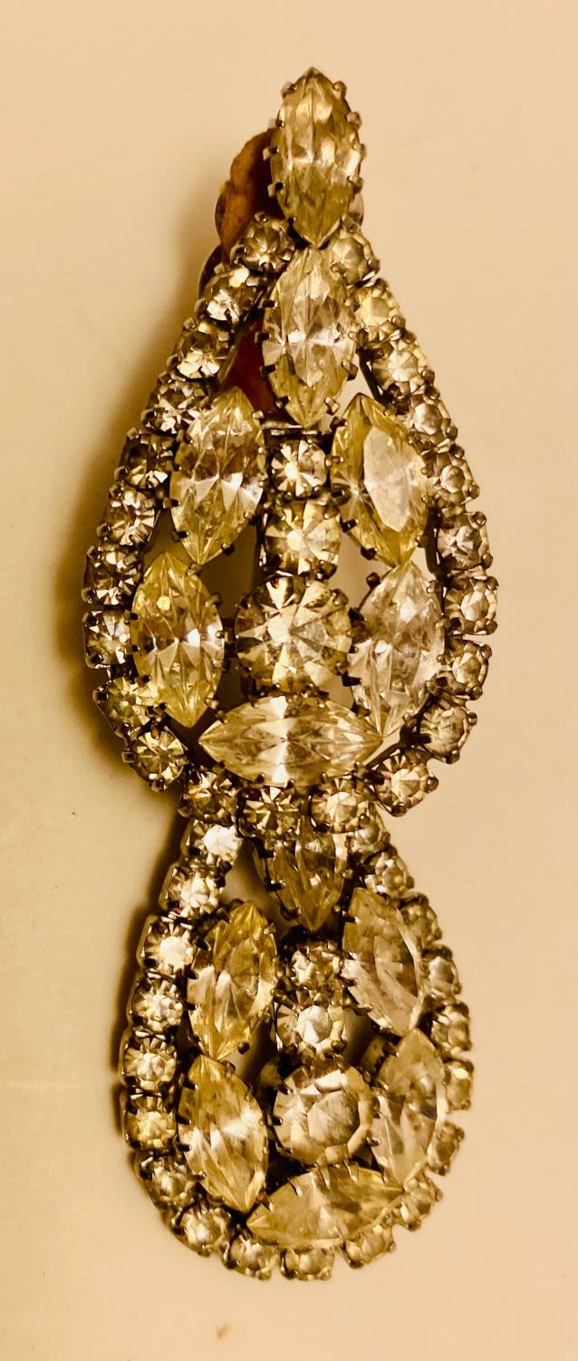 Lot 267: Rhinestone vintage earrings fancy double
