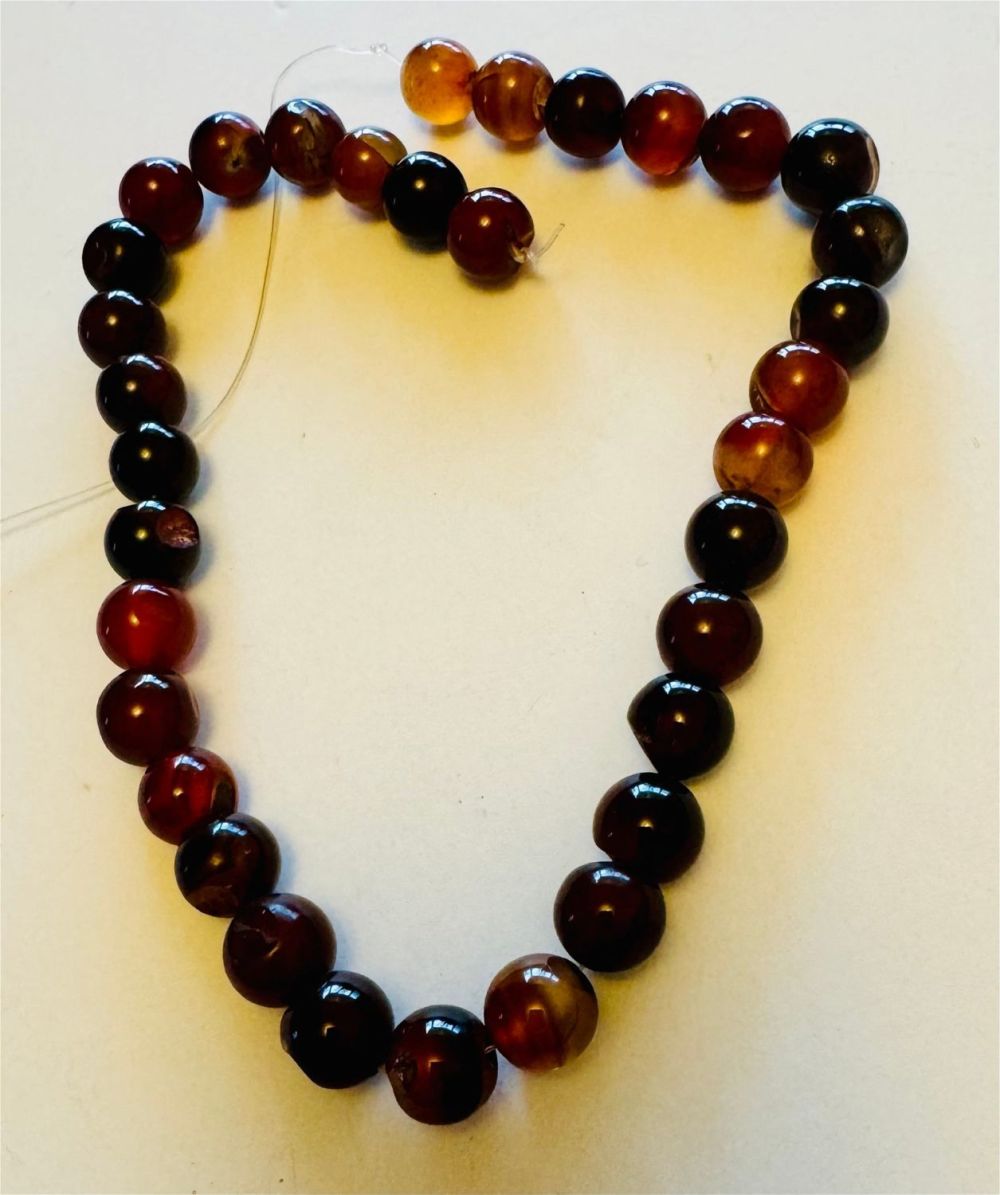 Lot 313: Agate round beads drilled strand