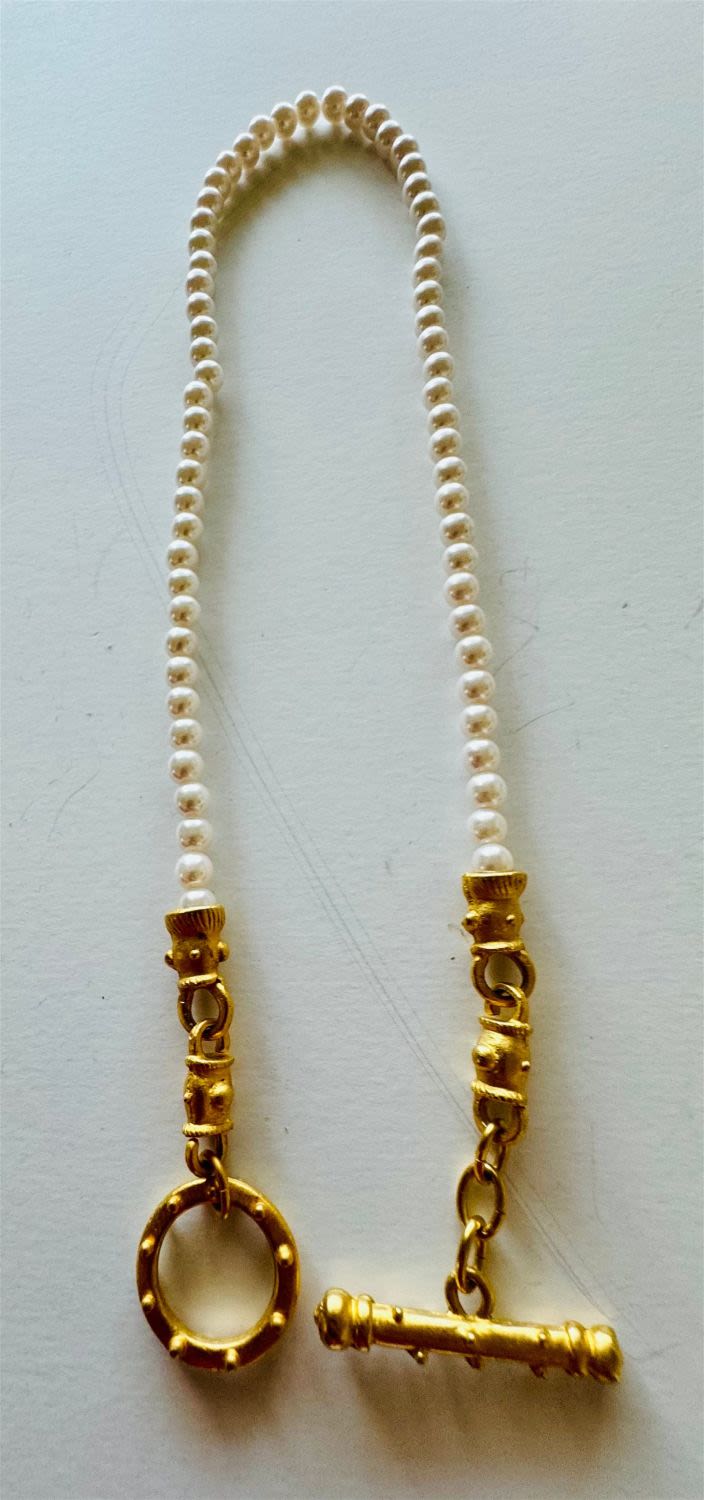 Lot 61: Pearl gold color necklace