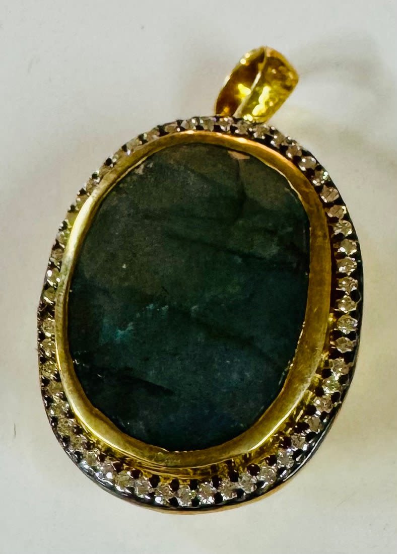 Lot 85: Vermeil labradorite stone pendant