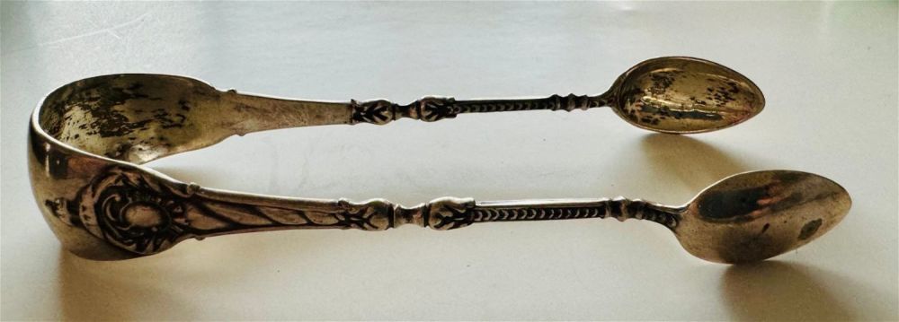 Lot 281: Fancy Victorian tongs silver