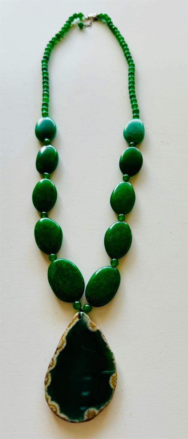 Lot 388: Green quartz necklace stone