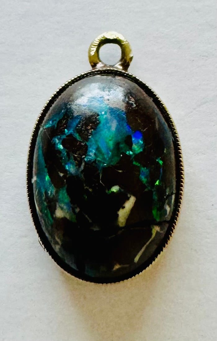 Lot 178: Opal cabochon 14k pendant