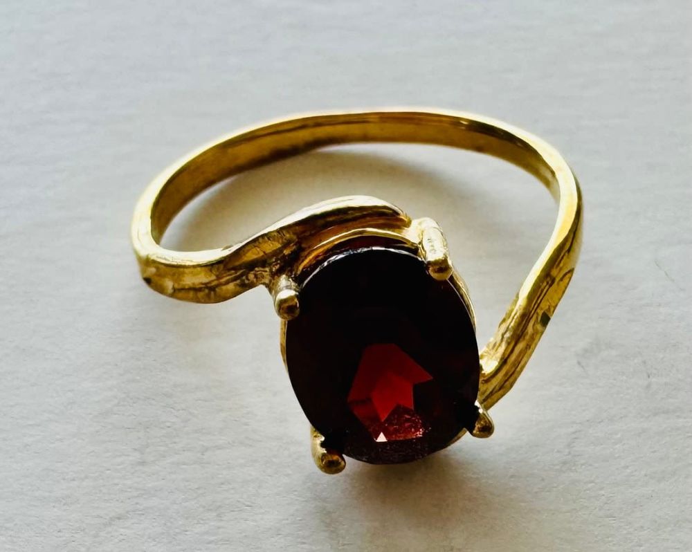 Lot 189: Vermeil garnet ring oval gemstone