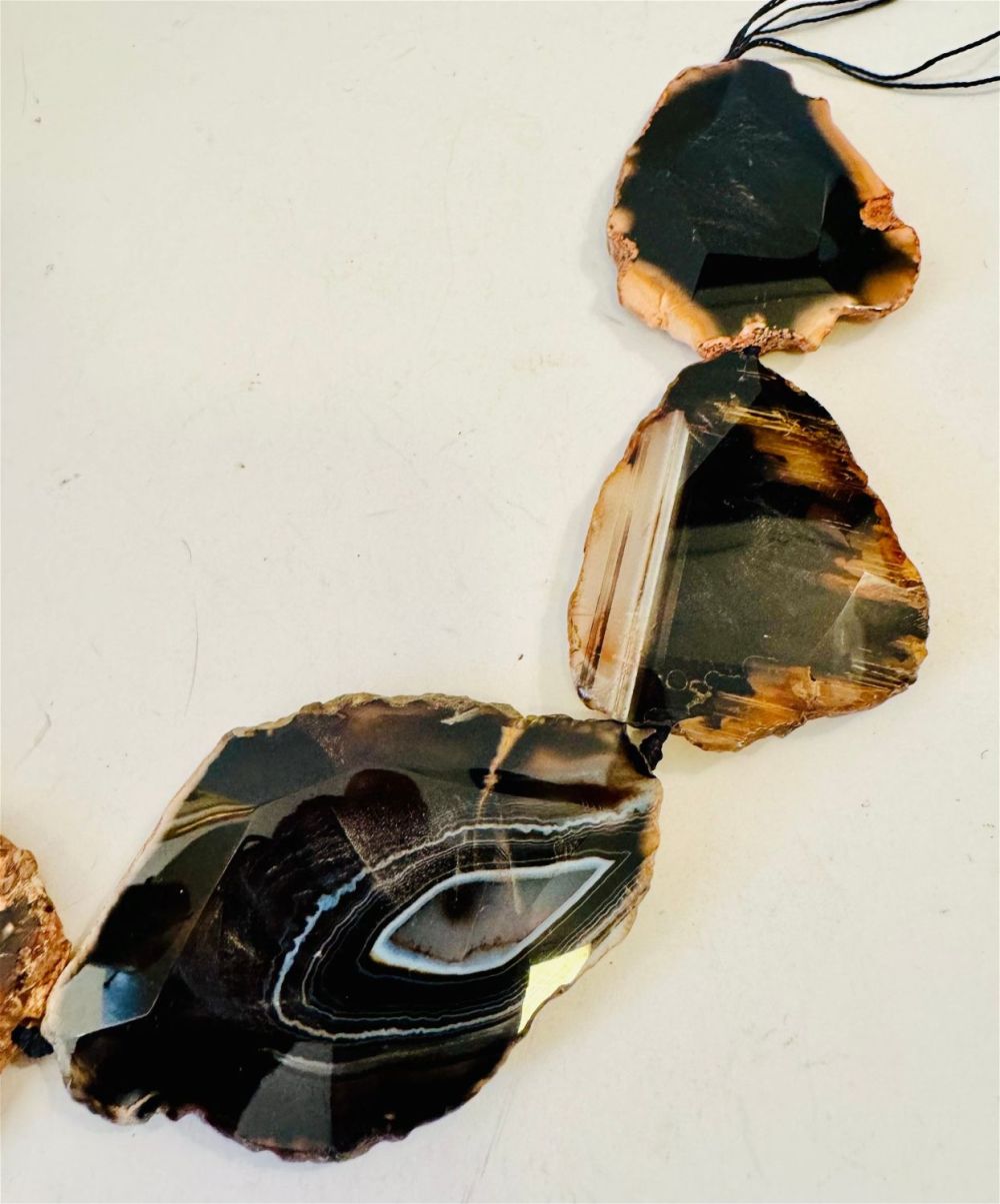 Lot 205: Agate flat beads drilled 6 pieces