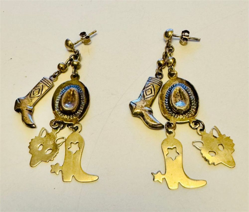 Lot 220: Cowboy boot, coyote earrings silver