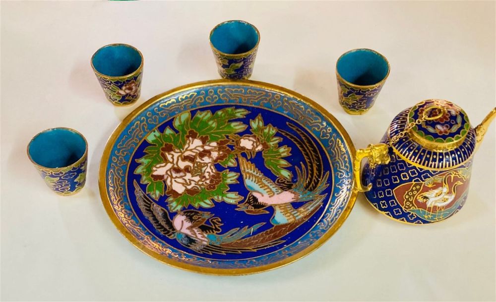 Lot 229: Cloisonne miniature tea set with 4 cups/teapot /plate