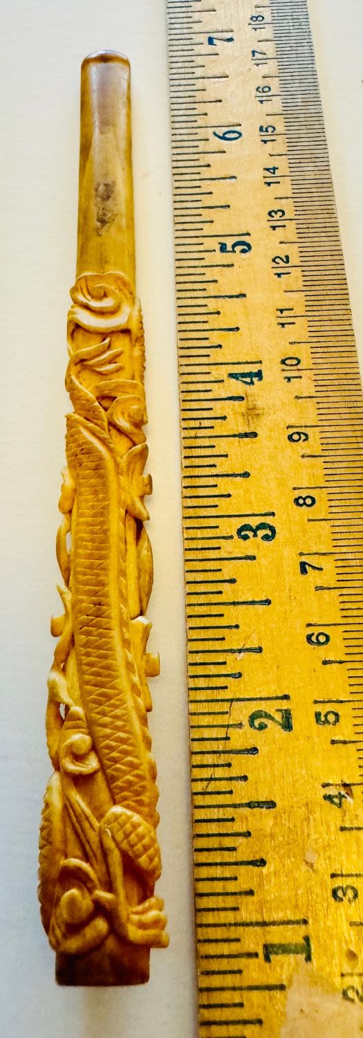 Lot 28: Carved cigarette holder dragon design
