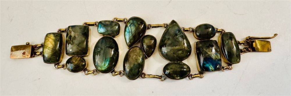 Lot 234: Labradorite bracelet 13 cut polished stones