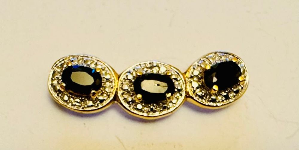 Lot 293: Sapphire vermeil gemstone pendant/slide