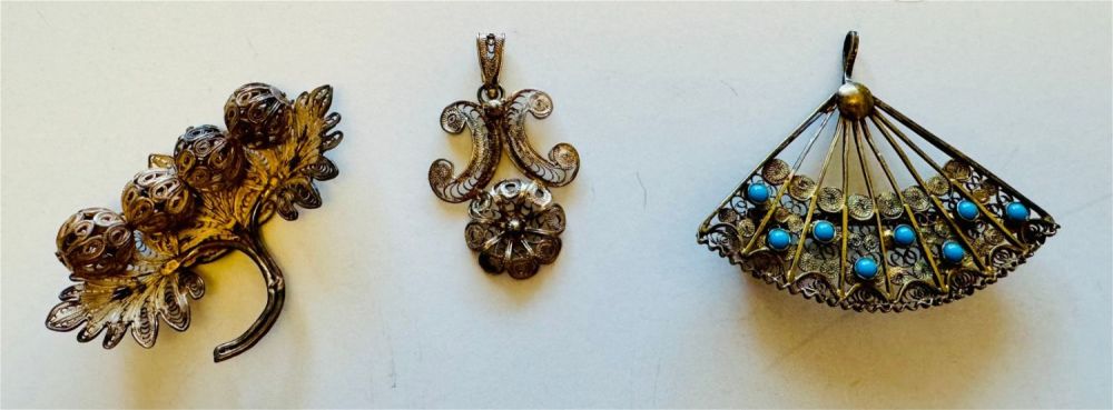Lot 423: Sterling filigree pendants/plus